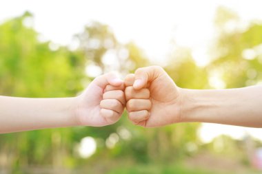 Anne şefkatinin sıcaklığıyla çocuk elleri.