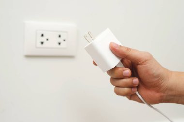 Elektrik prizini kapat ve prizi prize tak..