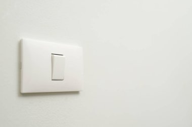 Beyaz arka planı olan elektronik ışıklandırma anahtarı. ev elektriği.