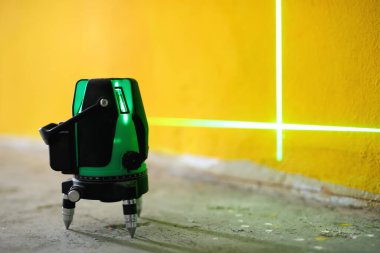 Bir odada zemin döşeme kurulumu için lazer fayans düzleştiricisi kullanarak iç dekorasyon