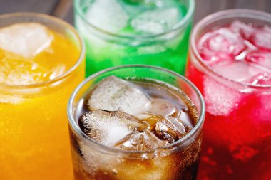 Yumuşak içecekler ve meyve suyu şekerli gazozla karıştırıldığında fiziksel sağlığa olumsuz etki eder.