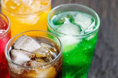 Yumuşak içecekler ve meyve suyu şekerli gazozla karıştırıldığında fiziksel sağlığa olumsuz etki eder.