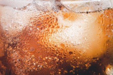 Yumuşak içecekler ve meyve suyu şekerli gazozla karıştırıldığında fiziksel sağlığa olumsuz etki eder.