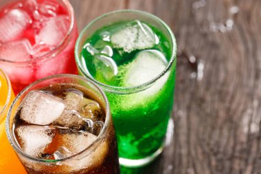 Yumuşak içecekler ve meyve suyu şekerli gazozla karıştırıldığında fiziksel sağlığa olumsuz etki eder.