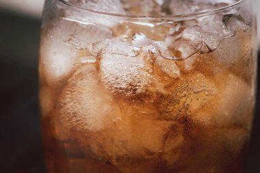 Yumuşak içecekler ve meyve suyu şekerli gazozla karıştırıldığında fiziksel sağlığa olumsuz etki eder.