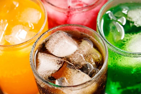 砂糖の高いソーダと混合されたソフトドリンクとフルーツジュースは 身体的健康に悪影響を及ぼします ストック写真