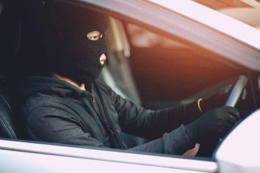 Araba hırsızı polisten kaçıyor.