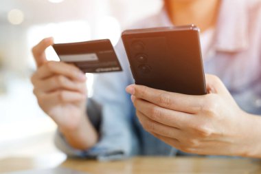 Kredi kartı tutan ve dizüstü bilgisayar kullanan eller. Çevrimiçi alışveriş alışverişi Satın ya da Ödeme.