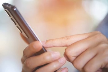 yaşam tarzı kadın cep telefonu kullanarak el ele yakın bir kanepe rengi kırmızı otur.