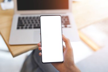 Mola sırasında cep telefonundan mesaj izleyen genç bayanı kapat. İnternet dünyasında iletişim kurmak için cep telefonu kullanıyor. boş beyaz ekran ile 