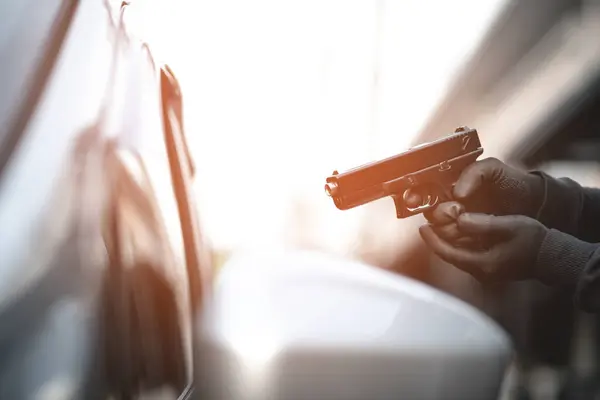 Thieves are using guns to rob a car, threatening a woman with car keys