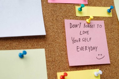 Renkli çeşitlilikten oluşan bir koleksiyon gönder. Kağıt hatırlatma notları mantar ilan tahtasına raptiye mavisi. Metin için boş boşluk.