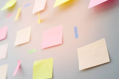 Renkli çeşitlilikten oluşan bir koleksiyon gönder. Kağıt hatırlatma notları mantar ilan tahtasına raptiye mavisi. Metin için boş boşluk.