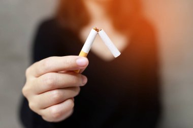 sigarayı bırakmak ve sağlıklı yaşam tarzı için sigara kavramını reddeden kadın.veya Sigara yasağı kavramı.