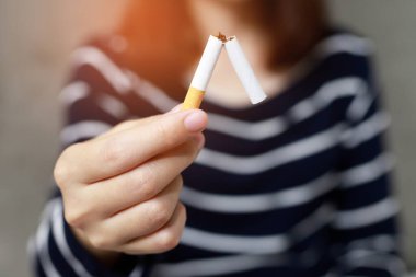 sigarayı bırakmak ve sağlıklı yaşam tarzı için sigara kavramını reddeden kadın.veya Sigara yasağı kavramı.