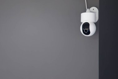 yakın çok açılı Cctv kamera hırsızlık şehir güvenlik kapağı izlerken faaliyet gösteren yeşil park kamu, konsept Cctv kamera yüklü. yumuşak odak.