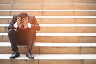 İşsizlik krizi, umutsuzluk ve stres altında olan insanlar stresli hissettikleri için kararsız veya depresyonlu durumlara yol açamıyorlar. Stres zihinsel sorunlara ve işsizliğe neden oluyor..