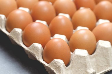 Pazarda satılık taze tavuk yumurtası. kalıp arkaplanı.