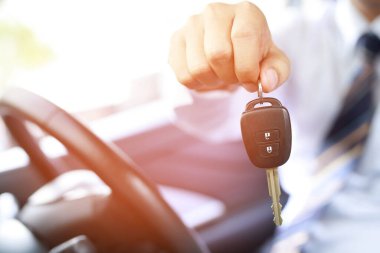 Araba anahtarı, iş adamı değiş tokuşunu sergi salonundaki diğer adama devret. Satıcı kredisi Taksit araba konseptine göre faiz ödemesi veya alımı.