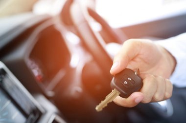 Araba anahtarı, iş adamı değiş tokuşunu sergi salonundaki diğer adama devret. Satıcı kredisi Taksit araba konseptine göre faiz ödemesi veya alımı.