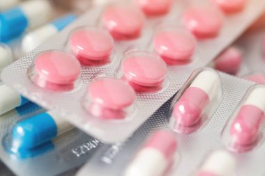 blister paketleri ilaç antibiyotik hapları kadar yakın. renkli antibakteriyel hapları Eczane arka plan. kapsül hap ilaç Antimikrobiyal ilaç direnci. İlaç endüstrisi