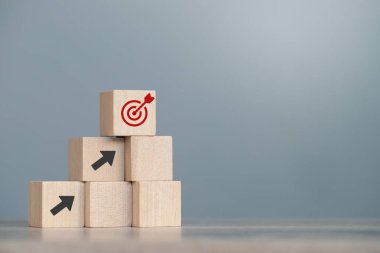 İş hedeflerine göre büyüyen tahta küp bloğu