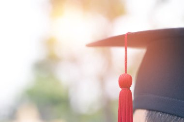 Mezuniyet, mezuniyet töreninde öğrenci şapkalarını kapatma üniversite mezunları, konsept eğitim tebrikleri. Boşluk afişini kopyala.