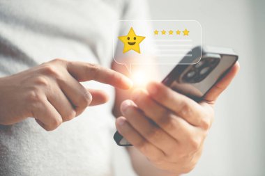 Müşteriler, çalışan hizmetlerinden memnun kalmaları için telefonlarını kullanıyorlar..