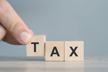 İnsan eli, tahta bloğu TAX metni ile UP ve Down sembol simgesine dönüştürür. Hesaplama vergi iadesi, fıçı, kişisel gelir, ödeme, Finansal, Yönetim, konsept işletme ve ekonomi.