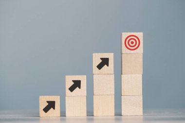 Kurumsal büyüme ve satış hedeflerine göre ağaç küp blok