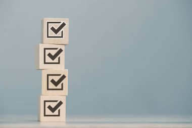 Ürün değerlendirmesini ölçmek için müşteri memnuniyeti dereceli tahta küp blok