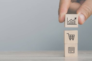 Çevrimiçi e-ticaret ürünlerinin büyüyen satışları ile ahşap blok