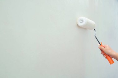 Ressam iç duvarı beyaza boyuyor.