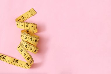 Pembe arka plan yumuşak odaklı obez insanlar için bant ölçüsü