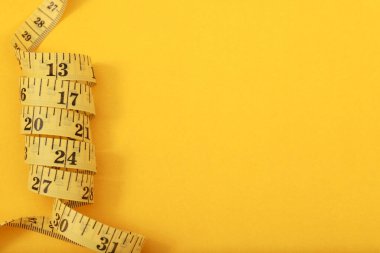 sarı arka plandaki obez insanlar için bant ölçüsü yumuşak odak