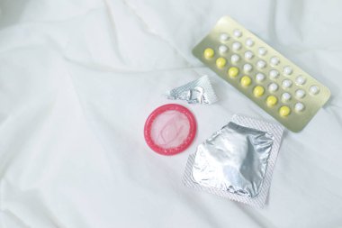 Prezervatif ve doğum kontrol hapları.