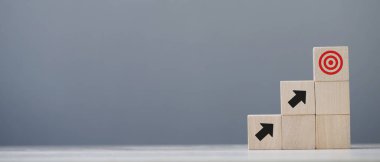 İş hedeflerine göre büyüyen tahta küp bloğu