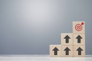 İş hedeflerine göre büyüyen tahta küp bloğu