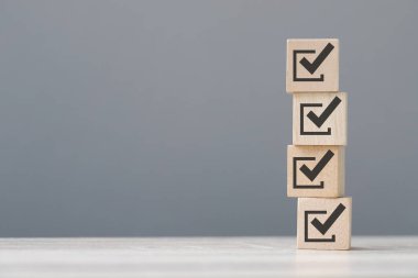 Ürün değerlendirmesini ölçmek için müşteri memnuniyeti dereceli tahta küp blok