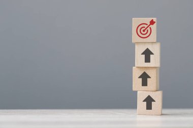 İş hedeflerine göre büyüyen tahta küp bloğu