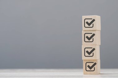 Ürün değerlendirmesini ölçmek için müşteri memnuniyeti dereceli tahta küp blok