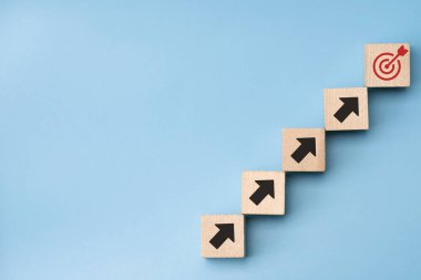 İş hedeflerine göre büyüyen tahta küp bloğu