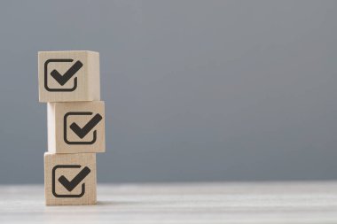 Ürün değerlendirmesini ölçmek için müşteri memnuniyeti dereceli tahta küp blok