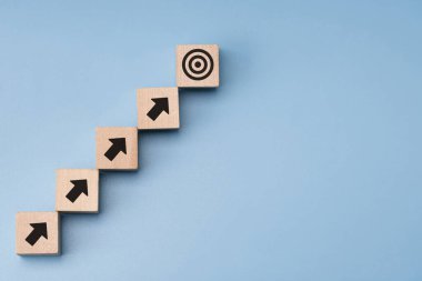 İş hedeflerine göre büyüyen tahta küp bloğu