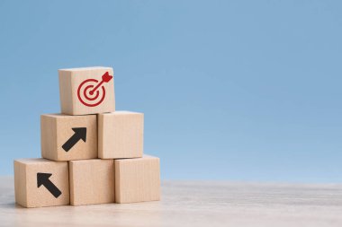 İş hedeflerine göre büyüyen tahta küp bloğu