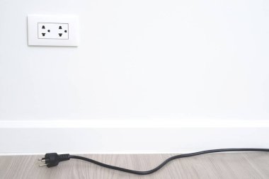 Elektrik prizini kapat ve prizi prize tak..