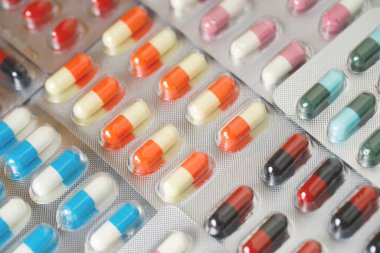 blister paketleri ilaç antibiyotik hapları kadar yakın. renkli antibakteriyel hapları Eczane arka plan. kapsül hap ilaç Antimikrobiyal ilaç direnci. İlaç endüstrisi
