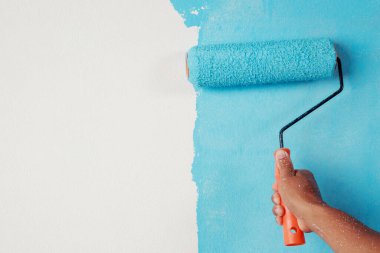 Patenli fırça boyası, yüzey duvarında işçi boyası boya dairesi, mavi boyayla yenileme. Açıklayıcı metin yazmak için boş kopyalama alanını beyaz bırak.