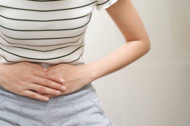 Karın ağrısı ya da adet sancısı çeken bir kadın. Karın ağrısı çekiyor. Adet sancıları. Sağlık ve sağlık, jinekoloji konsepti