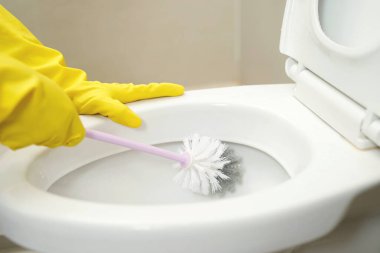 Housewives use a brush to clean the bathroom to remove dirt and take care of sanitary ware.	